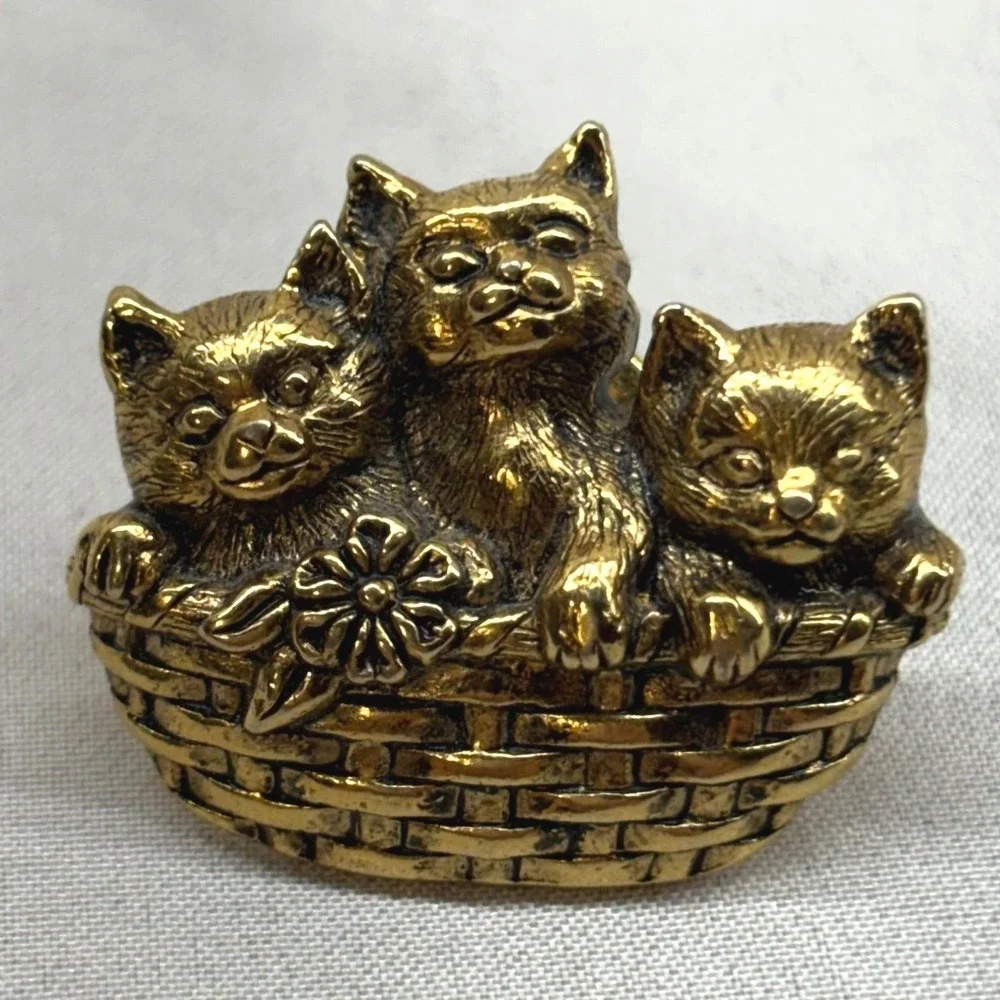 Unbranded Kitten Basket Pin Unisex OS Gold Excellent Vintage Animal Brooch